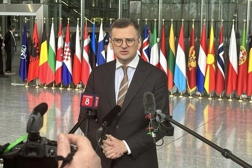 드미트로 쿨레바 우크라이나 외무장관이 4일(현지시간) 벨기에 브뤼셀 나토 본부에서 취재진 질문에 답하고 있다. [브뤼셀=연합뉴스]